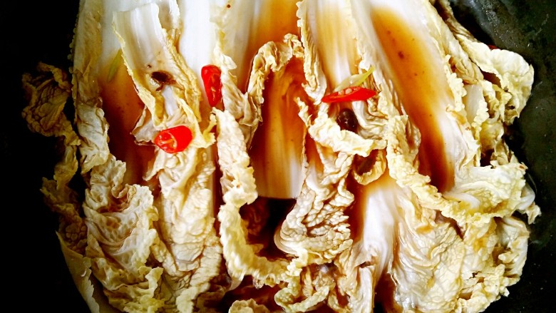 卜卜蚬――听声音就食欲全开，噗噗噗香到没边儿！,加少量水，能淹没到娃娃菜即可，转中火煨煮 。