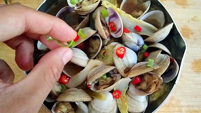 卜卜蚬――听声音就食欲全开，噗噗噗香到没边儿！,出锅后撒葱花和小米辣即可。