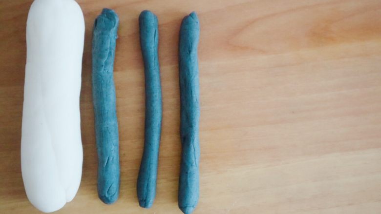 创意奶牛花纹切片馒头,搓成差不多和白色面团等长,便于接下来更好的包裹