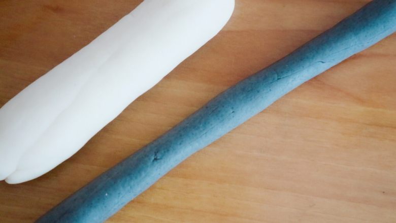创意奶牛花纹切片馒头,白面团搓成粗些的长条,黑色面团搓成细些的长条状
