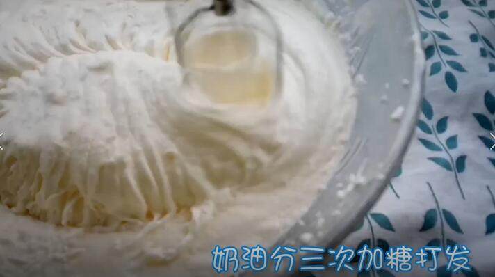自制奶油蛋糕(附打发奶油教程),慢慢的就浓稠起来了
