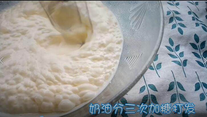 自制奶油蛋糕(附打发奶油教程),分三次加入白砂糖进行打发 盆里和打蛋器不能含有水 否则打不起来