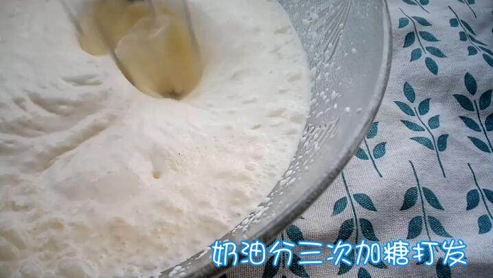 自制奶油蛋糕(附打发奶油教程),慢慢打发 不要着急 夏天可以坐冰打发