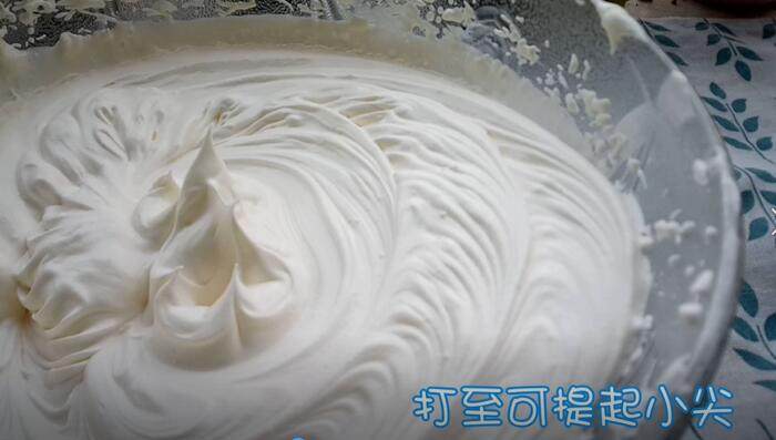 自制奶油蛋糕(附打发奶油教程),直到硬挺 觉得打好了以后就不要再打了 如果打的还不是很够 就用手动打蛋器打发 不然打多一会就会油水分离打坏了!