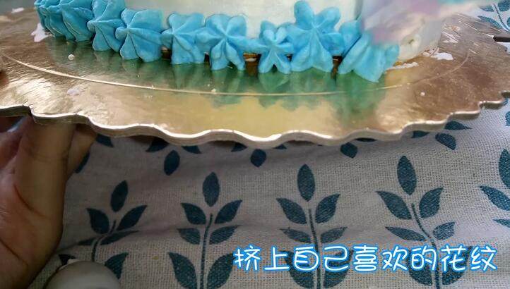 自制奶油蛋糕(附打发奶油教程),可以用自己的方式裱花 像我这种小菜鸟就简简单单弄一下啦