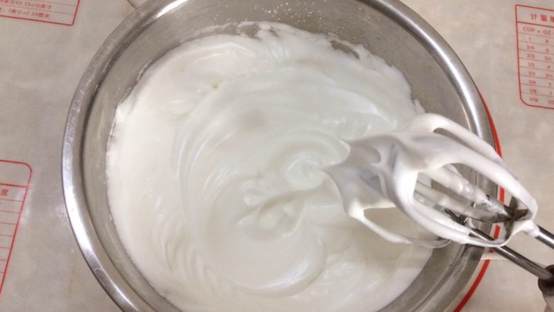 杯子蛋糕,打发好的蛋白，当提起打蛋器的时候，蛋白能拉出短小稍微有点弯曲的尖角，表示已经达到了硬性发泡。