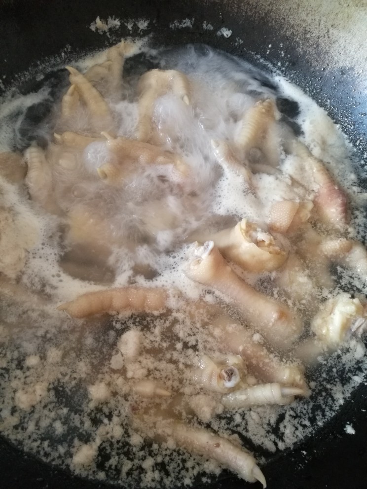 卤鸡爪,将血水和浮沫煮出来