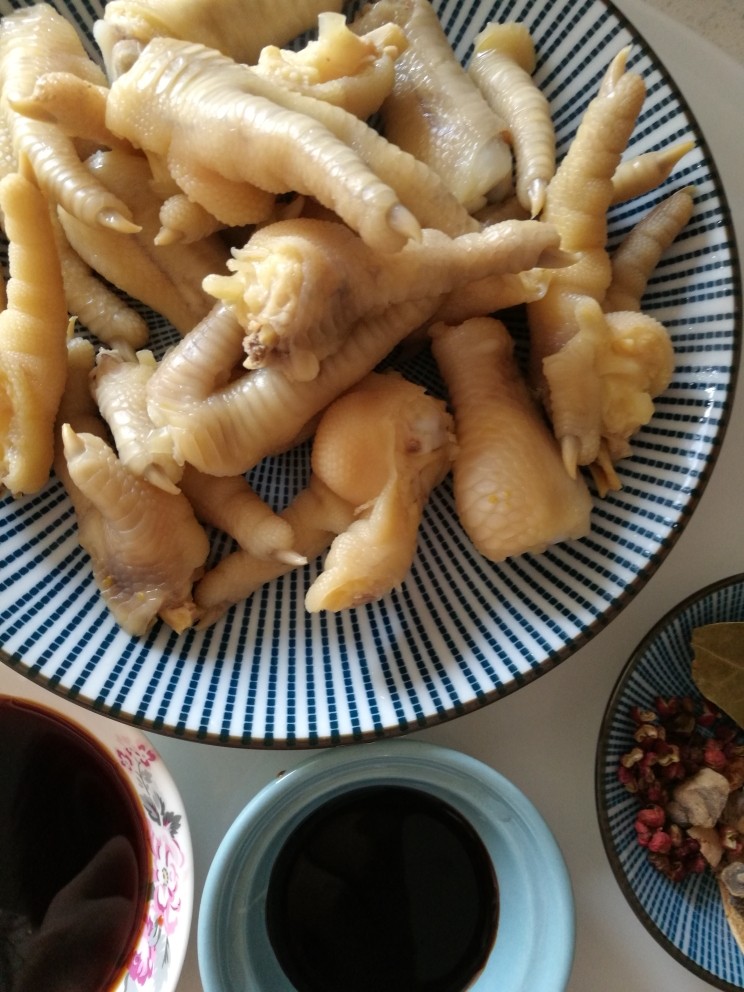 卤鸡爪,捞出鸡爪
