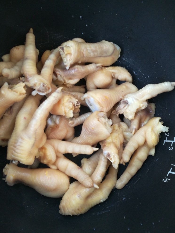 卤鸡爪,将鸡爪倒入电饭锅