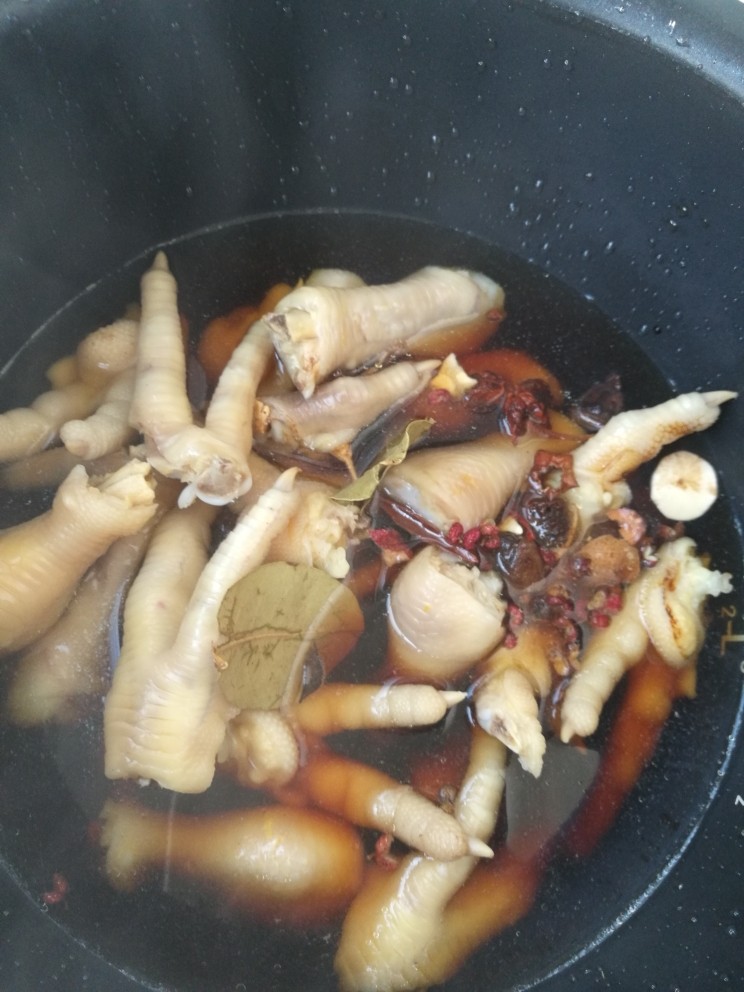 卤鸡爪,倒入热水没过鸡爪,煮45分钟