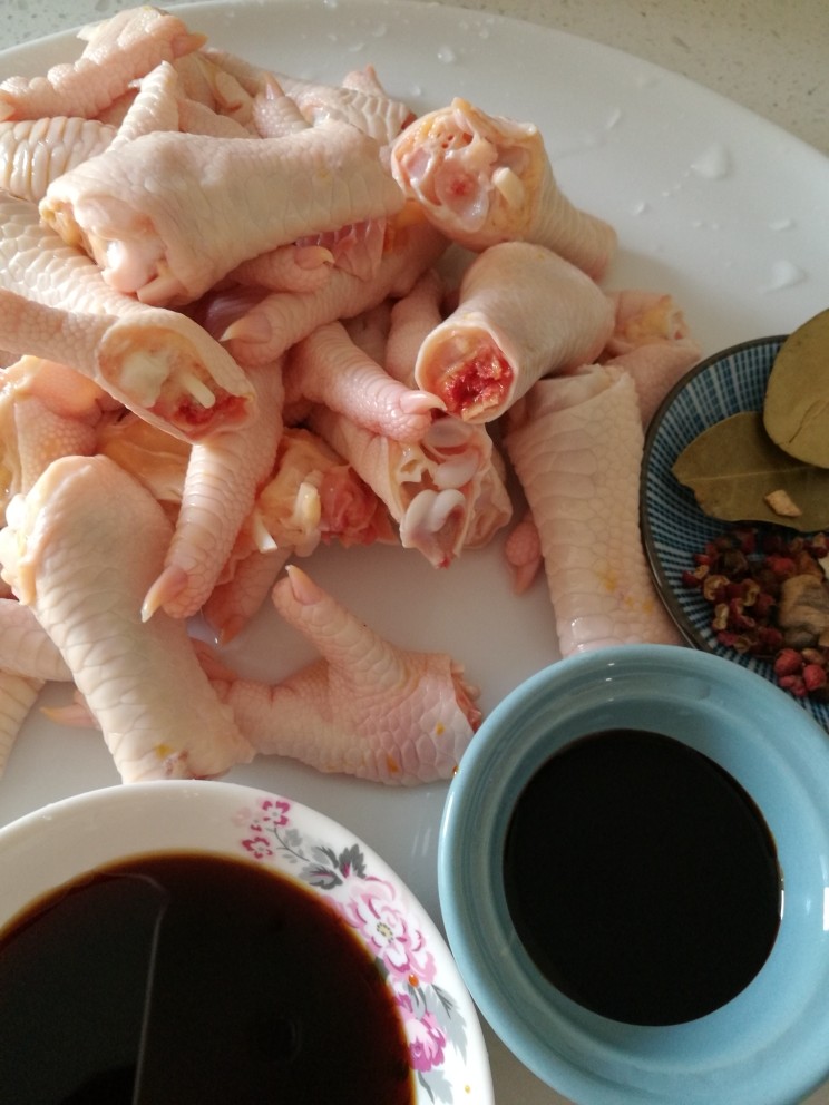 卤鸡爪,备好大料，<a style='color:red;display:inline-block;' href='/shicai/ 788'>生抽</a>和<a style='color:red;display:inline-block;' href='/shicai/ 762'>老抽</a>
