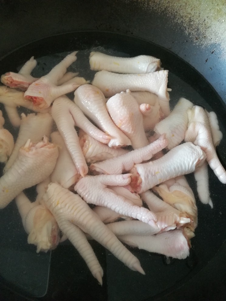 卤鸡爪,鸡爪和冷水倒入锅里煮沸