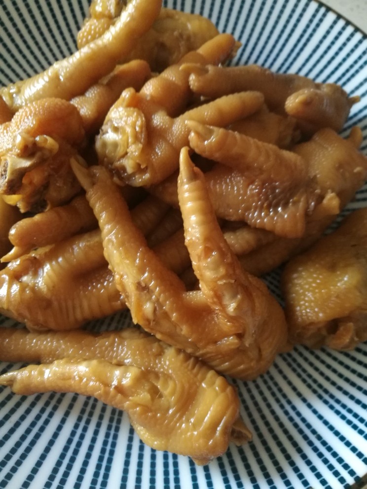 卤鸡爪,挑出煮好的鸡爪