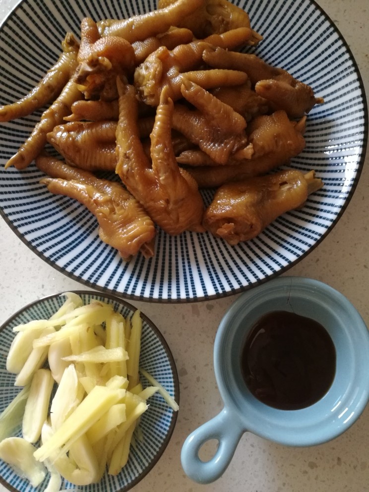 卤鸡爪,生姜切细长条,蒜切块,耗油备用