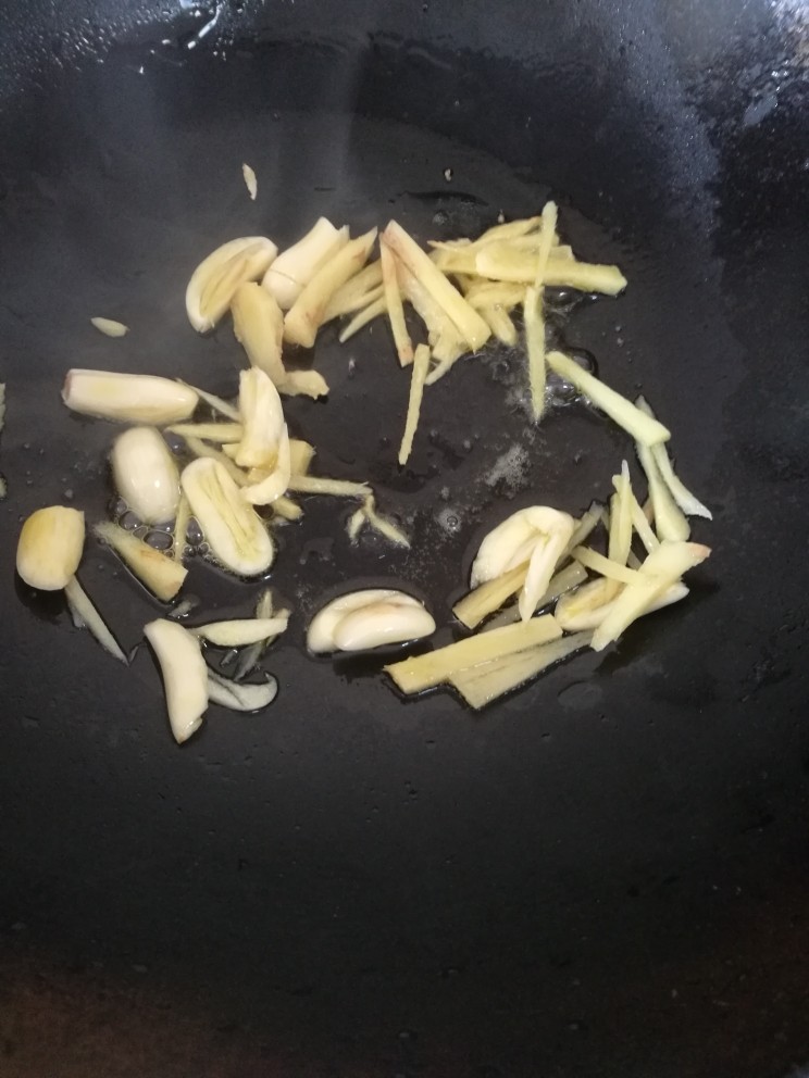 卤鸡爪,锅烧热倒入适量油,生姜和蒜爆香