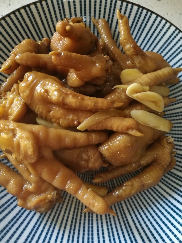 卤鸡爪,出锅装盘