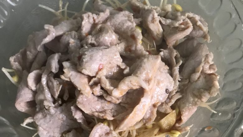 水煮肉片,捞出放在豆芽上面