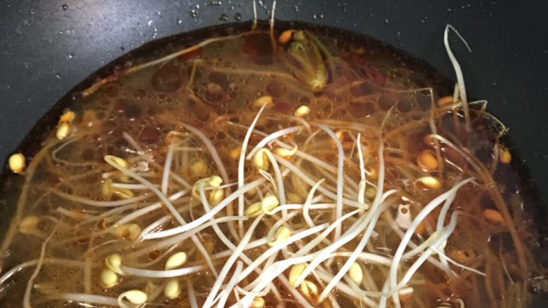 水煮肉片,下洗好的<a style='color:red;display:inline-block;' href='/shicai/ 120'>豆芽</a>烫熟