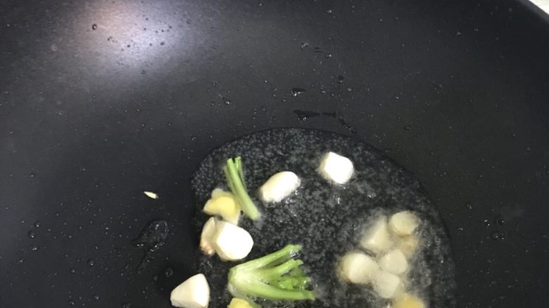 水煮肉片,下姜 蒜和香菜段超出香味