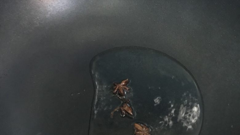 水煮肉片,锅中加油烧热 下<a style='color:red;display:inline-block;' href='/shicai/ 695'>八角</a>炸出香味