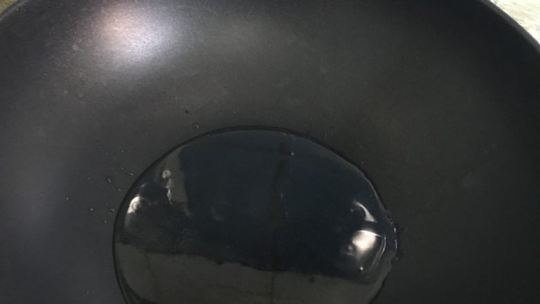 水煮肉片,锅中倒入油烧热