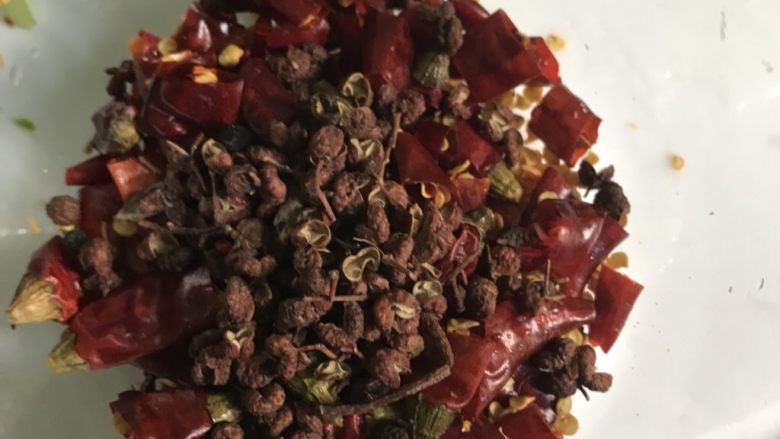 水煮肉片,<a style='color:red;display:inline-block;' href='/shicai/ 86474'>干辣椒</a>剪成小段 和<a style='color:red;display:inline-block;' href='/shicai/ 700'>花椒</a>一起洗干净备用