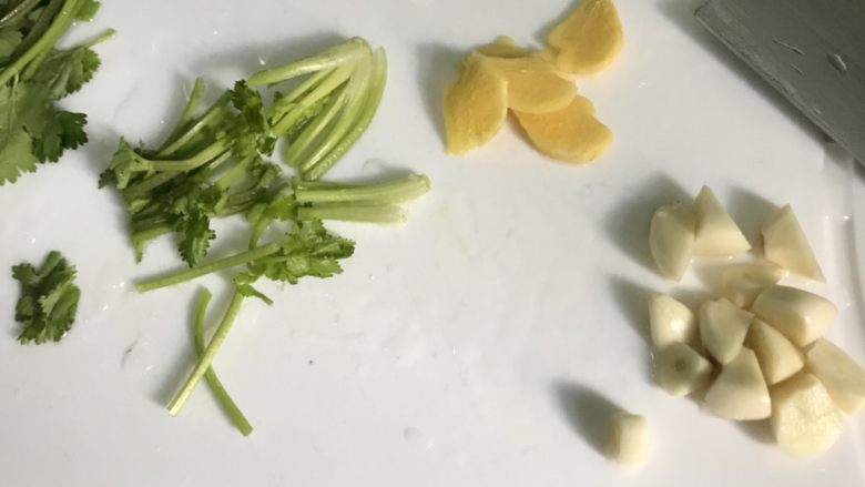 水煮肉片,蒜切小块 <a style='color:red;display:inline-block;' href='/shicai/ 37'>姜</a>切片 <a style='color:red;display:inline-block;' href='/shicai/ 131'>香菜</a>根切段