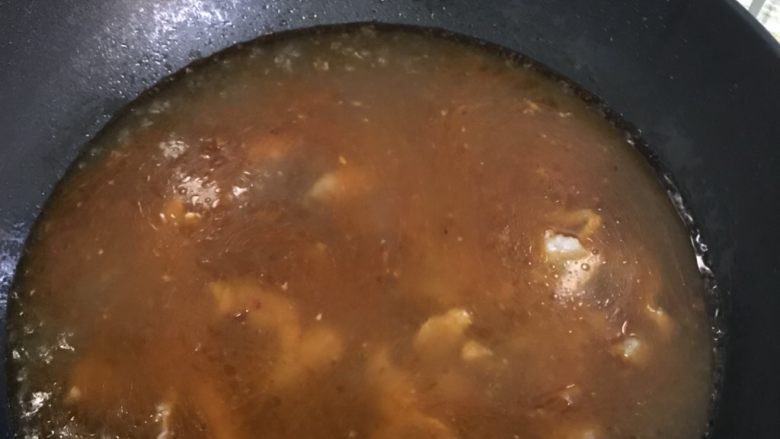 水煮肉片,锅中汤烧开下肉片煮至变色