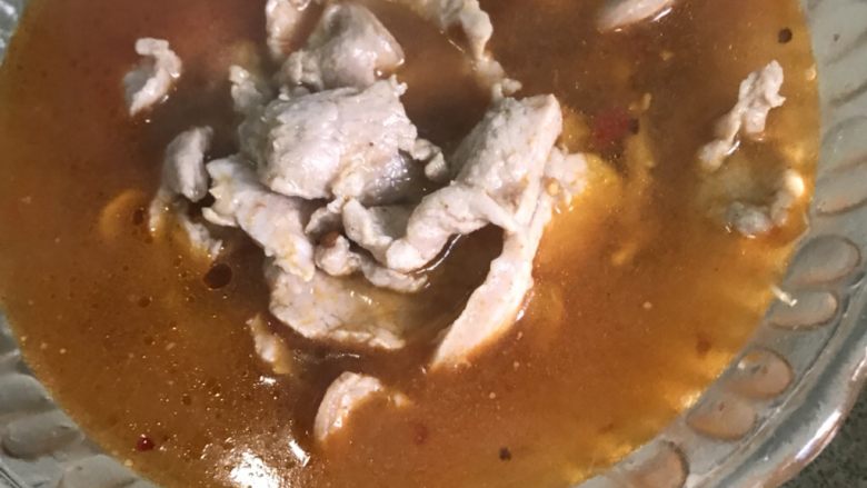 水煮肉片,浇上汤汁