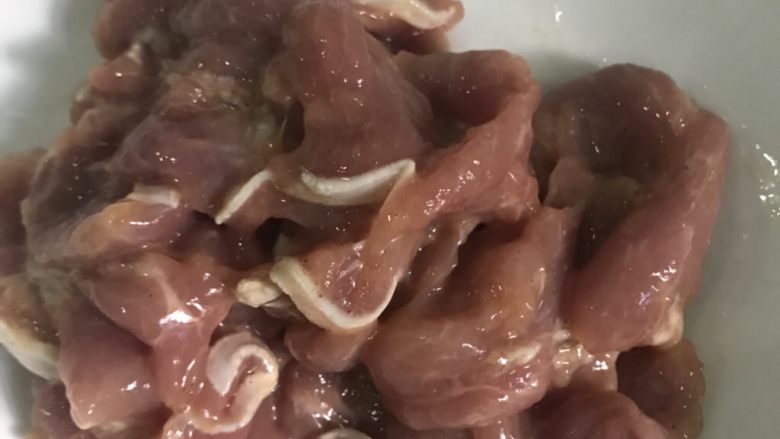 水煮肉片,抓匀腌制半小时