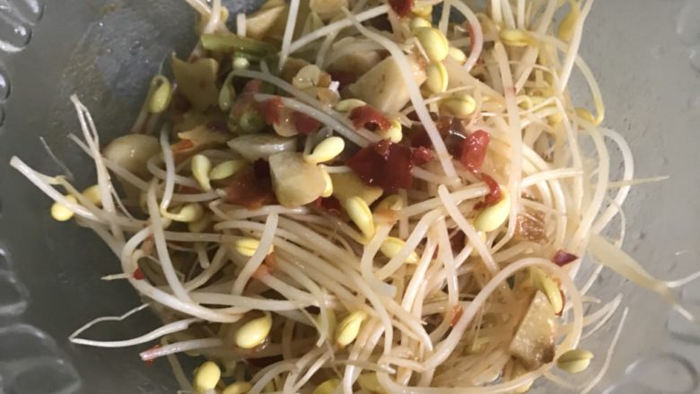 水煮肉片,捞出放入盆中打底