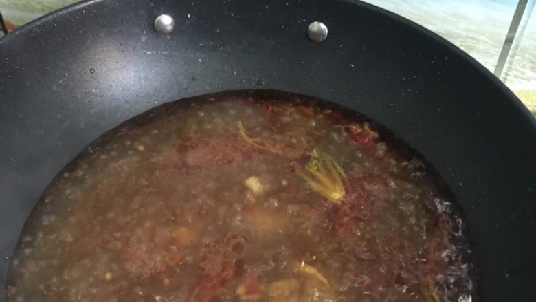 水煮肉片,加适量开水煮沸 加入适量盐 五香粉调味