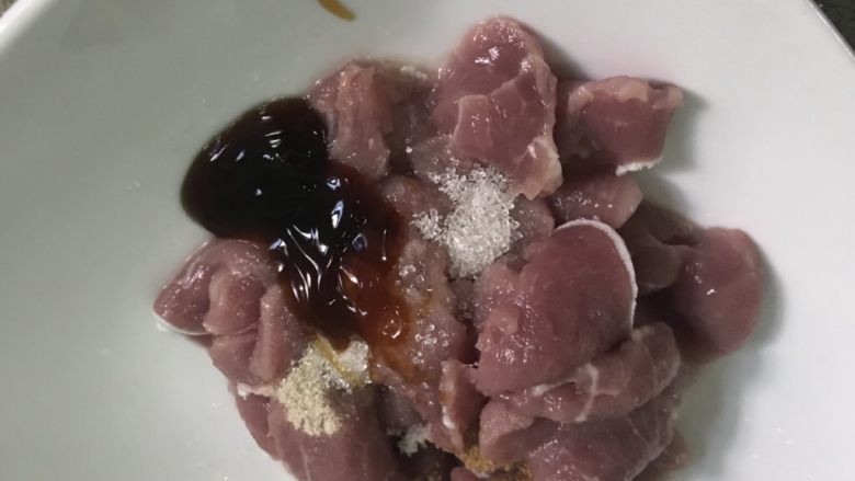 水煮肉片,放入碗中加盐 <a style='color:red;display:inline-block;' href='/shicai/ 744'>五香粉</a> 半天 <a style='color:red;display:inline-block;' href='/shicai/ 721'>蚝油</a> 胡椒粉 生粉