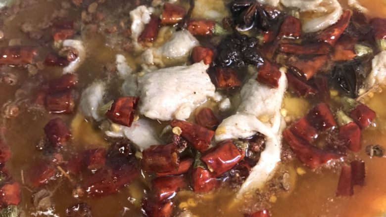 水煮肉片,干辣椒段和花椒放在肉片上 热油浇下