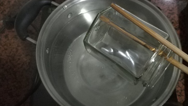 红枣姜膏,提前将玻璃罐用热水消毒下。把瓶子的水份擦干净,不擦干净的水份,把红枣姜膏装进去的话会发霉哦