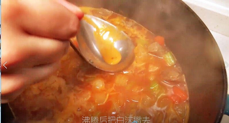 【睦感料理】法式炖羊肉,煮沸后将汤面的白沫剔除