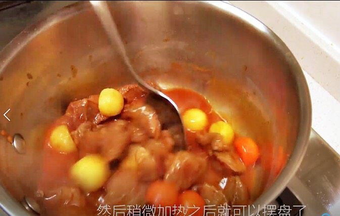 【睦感料理】法式炖羊肉,将煮熟的土豆和胡萝卜球加入并微微加热后即可出锅