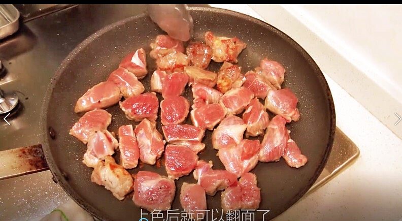 【睦感料理】法式炖羊肉,一面成焦黄色后翻面