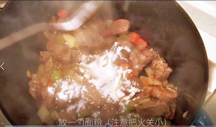 【睦感料理】法式炖羊肉,开小火，加入一勺面粉拌匀（充当后期勾芡作用）