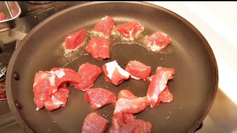 【睦感料理】法式炖羊肉,锅中加入橄榄油,放入羊肉煎
