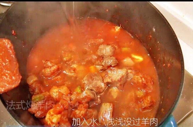 【睦感料理】法式炖羊肉,加水,浅浅没过羊肉即可,开大火煮沸