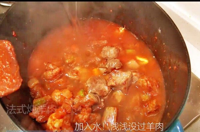 【睦感料理】法式炖羊肉,加水，浅浅没过羊肉即可，开大火煮沸