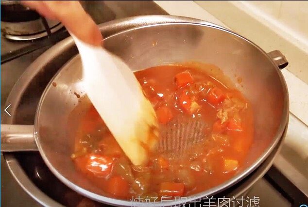 【睦感料理】法式炖羊肉,在羊肉上过滤汤汁,将多余的蔬菜去除