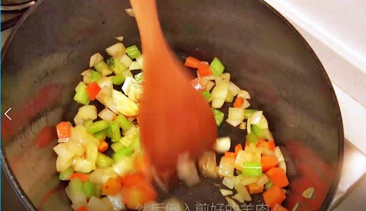 【睦感料理】法式炖羊肉,锅中放入橄榄油,将切好的蔬菜放入锅中炒香