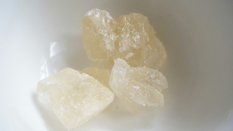 原滋味番茄焖排骨,<a style='color:red;display:inline-block;' href='/shicai/ 866'>冰糖</a>少许，备用（这个分量稍稍多了点建议减半）；