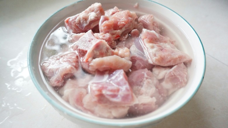 原滋味番茄焖排骨,排骨清水浸泡一会儿；