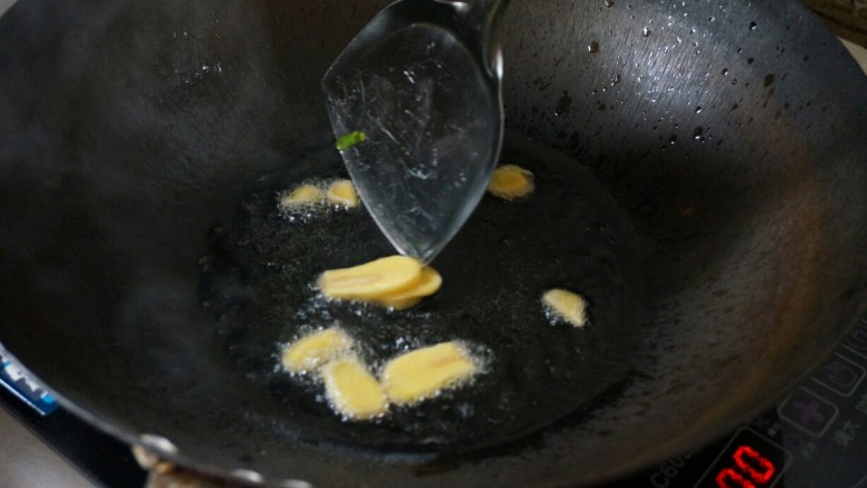 原滋味番茄焖排骨,冷锅放油，下姜片爆出香味；
