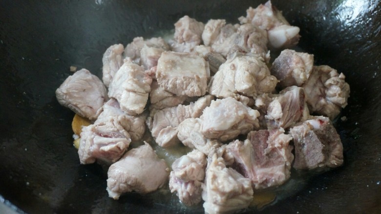 原滋味番茄焖排骨,炒至表面变色；