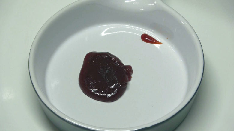 烤鱿鱼卷,准备一碗,加入一勺<a style='color:red;display:inline-block;' href='/shicai/ 8494'>海鲜酱</a>