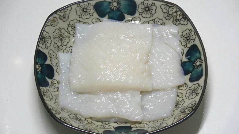 烤鱿鱼卷,把鱿鱼打上花刀,切段备用